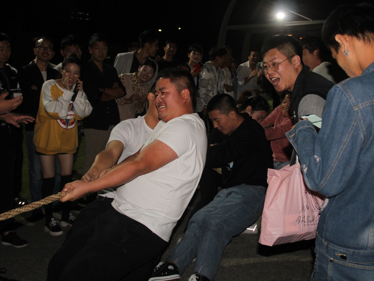 杭州富士康举办“团结就是力量”拔河比赛