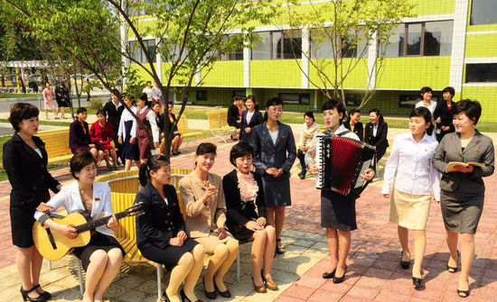 朝鲜纺织女工心声：新宿舍像是劳动者宫殿