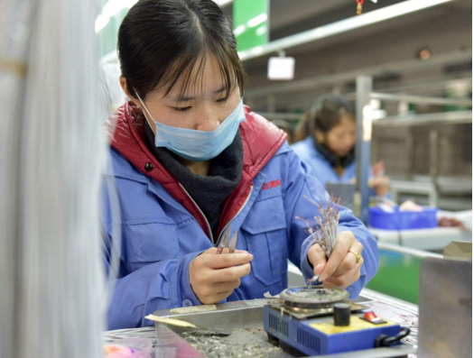 很多学生在暑假的时候都会去江苏富士康电子厂打工